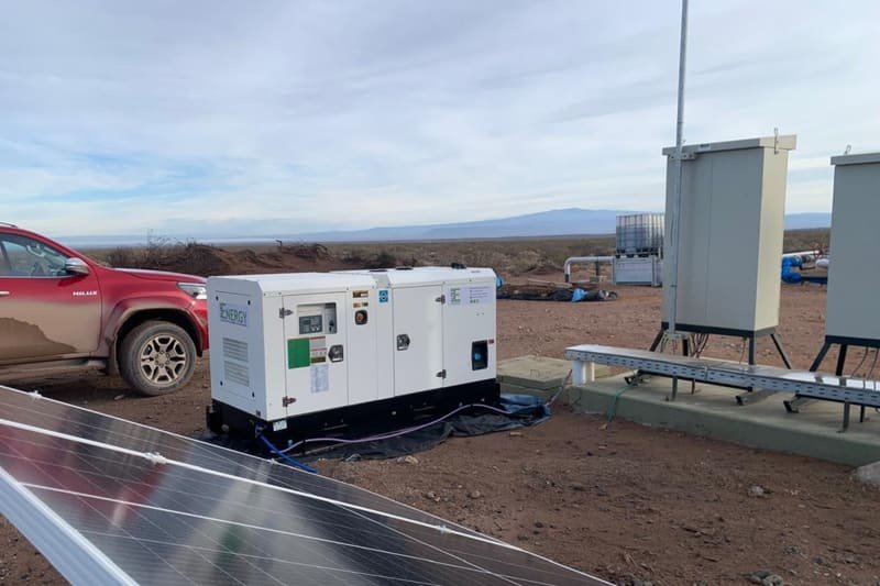 Grupo generador junto a los tableros de control del PAD, con los paneles solares en primer plano