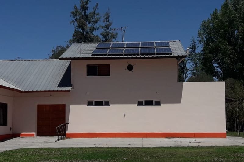 Sector de dos plantas de la sede con los paneles solares en el techo