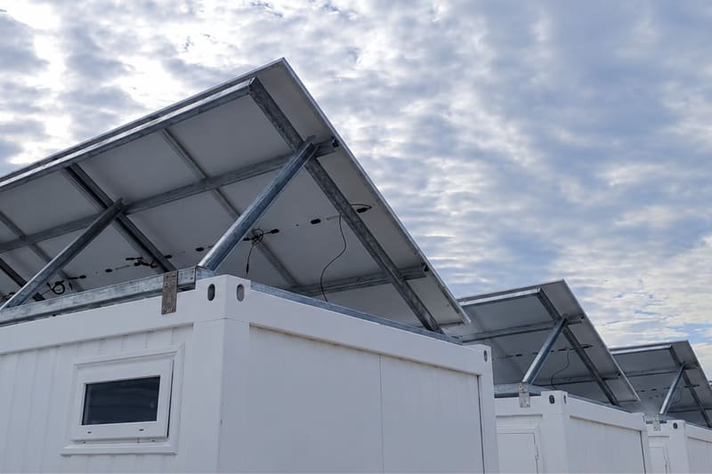 Estructura metálica de los paneles solares sobre el techo de los módulos